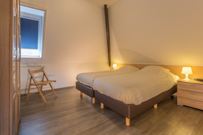 Slaapkamer met tweepersoonsbed in Type T-4 vakantiehuis, De Cocksdorp, Texel.