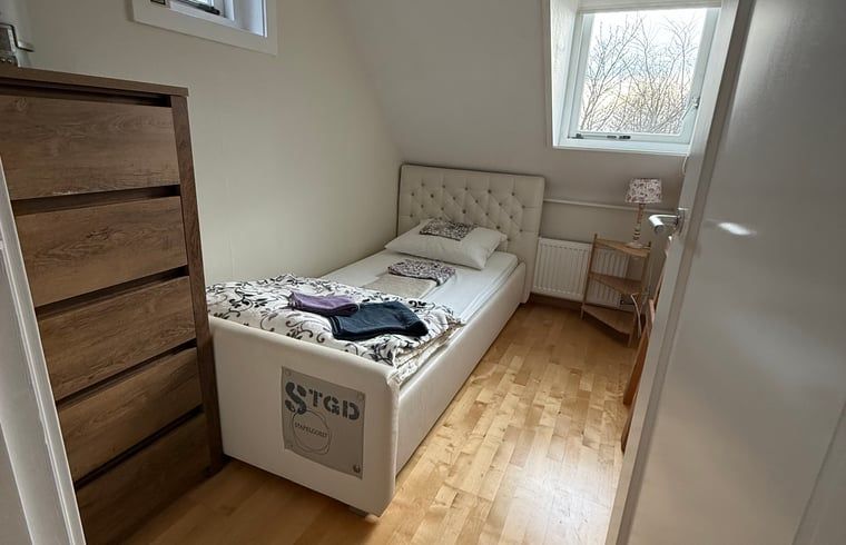 Comfortable single bed in Holiday cottage in De Cocksdorp, Texel, Wadden Islands with lots of light.