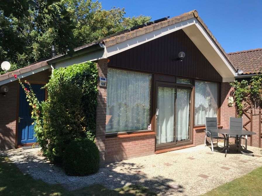 Ferienhaus Slufterhoek 128 in De Cocksdorp Texel mit sonniger Terrasse und gruener Umgebung.
