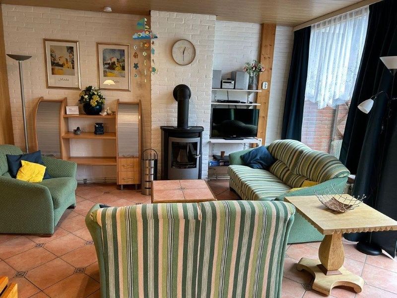 Gemuetliches Wohnzimmer des Ferienhauses Slufterhoek 128 in De Cocksdorp Texel mit bequemen Sitzgelegenheiten.