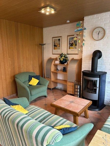 Intime Ecke im Ferienhaus Slufterhoek 128, De Cocksdorp Texel, mit Kamin und Buecherregal.