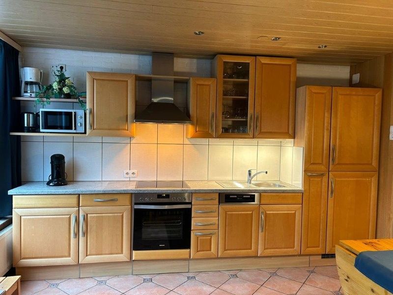 Die moderne Kueche des Ferienhauses Slufterhoek 128 in De Cocksdorp Texel ist komplett zum Kochen ausgestattet.