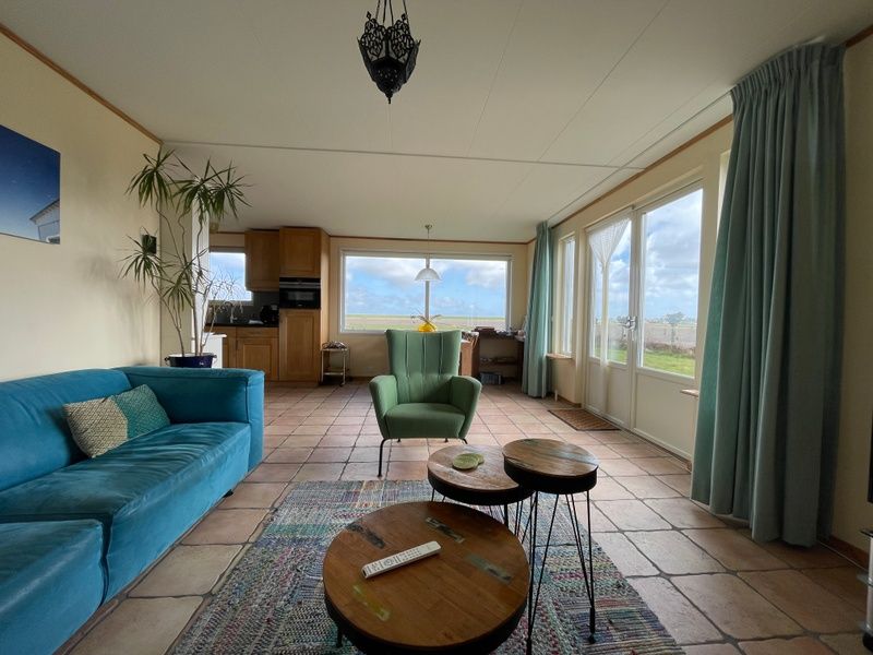 Gemuetliches Wohnzimmer im Vuurtorenweg 58 C Ferienhaus De Cocksdorp Texel mit Blick auf die Natur.