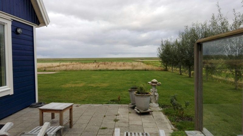 Ruhige Terrasse mit Blick auf die Natur im Vuurtorenweg 58 C Ferienhaus De Cocksdorp Texel.