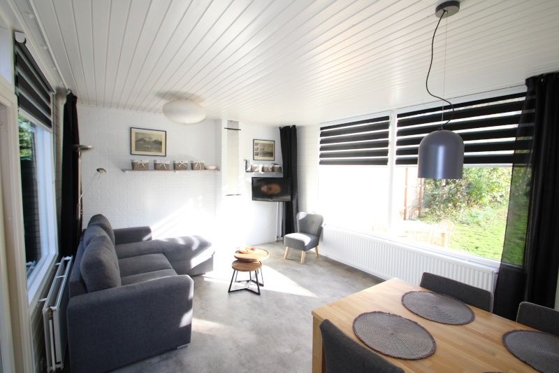 Geraeumiges, modern eingerichtetes Wohnzimmer im Bungalow Tamarisk 164 - Bartje, De Cocksdorp, Texel.