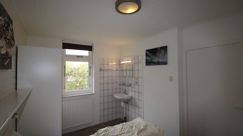 Badezimmer im Bungalow Tamarisk 164 - Bartje, De Cocksdorp, Texel mit modernen Einrichtungen.