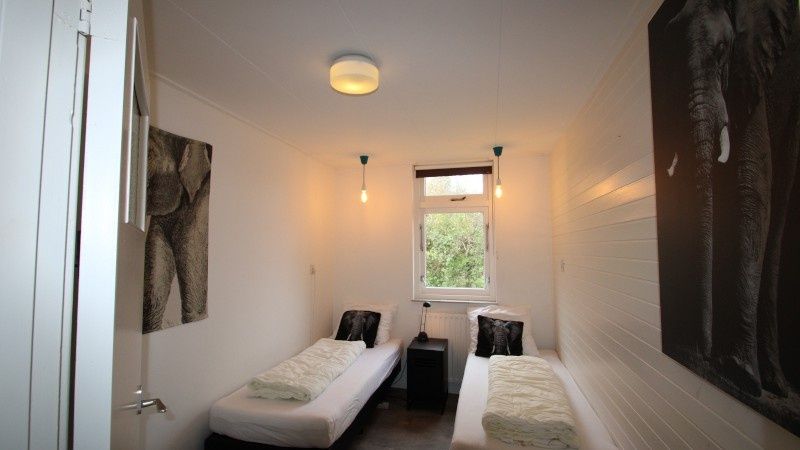 Zweites Schlafzimmer im Bungalow Tamarisk 164 - Bartje, De Cocksdorp, Texel mit Blick auf die Natur.