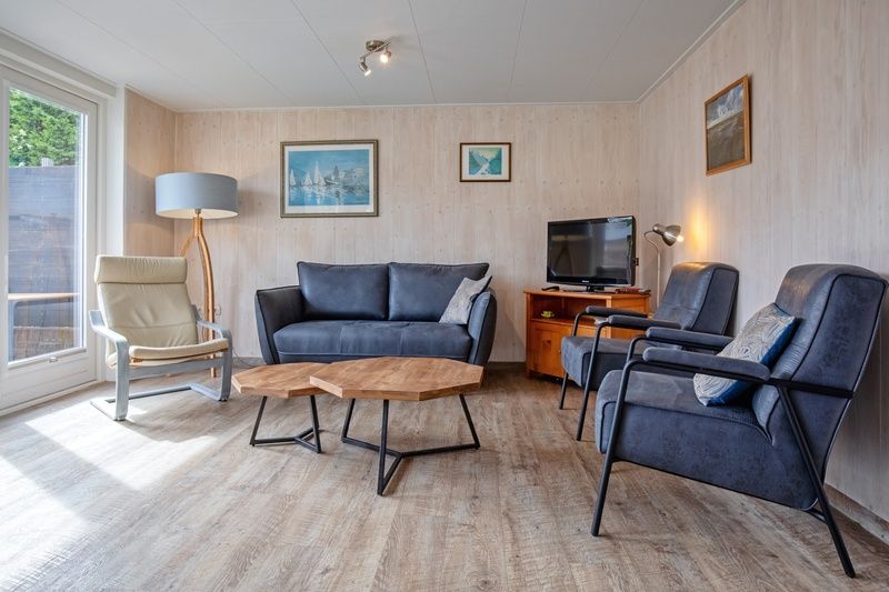 Gemuetliche Sitzecke im Bungalow Tamarisk 206, De Cocksdorp, Texel mit grossem Sofa und Sesseln.