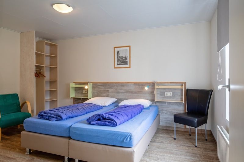 Schlafzimmer im Bungalow Tamarisk 206, De Cocksdorp, Texel mit bequemen Doppelbetten.