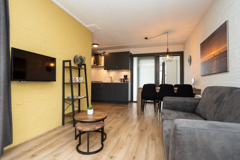 Gezellige woonkamer van Vakantiehuis 34A in De Cocksdorp Texel met moderne inrichting.