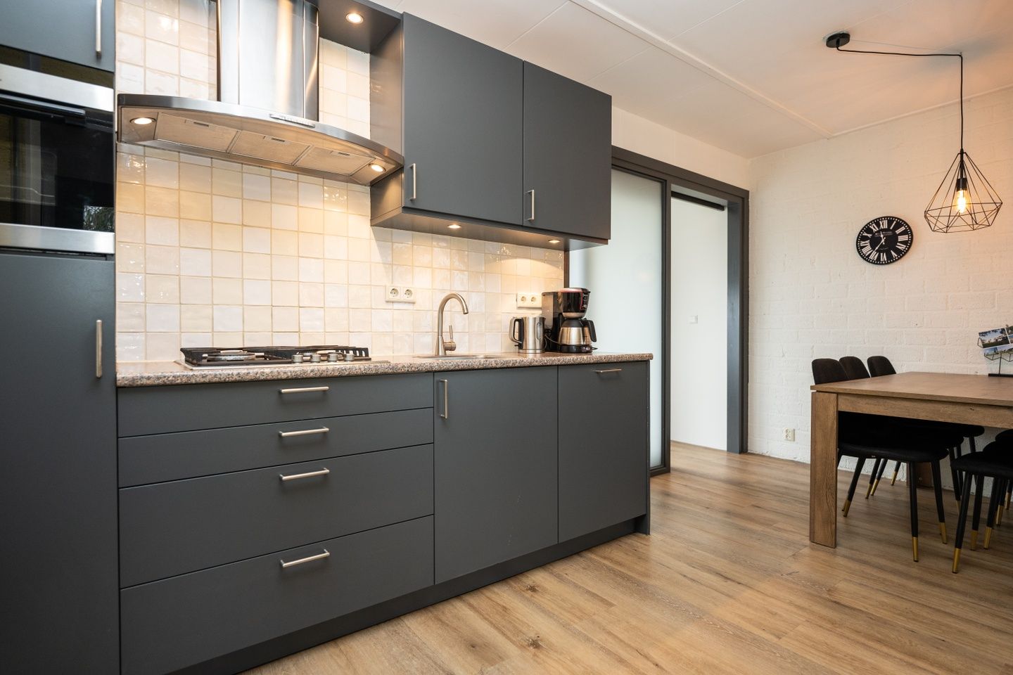 Moderne keuken in Vakantiehuis 34A, De Cocksdorp Texel, compleet met eetruimte.