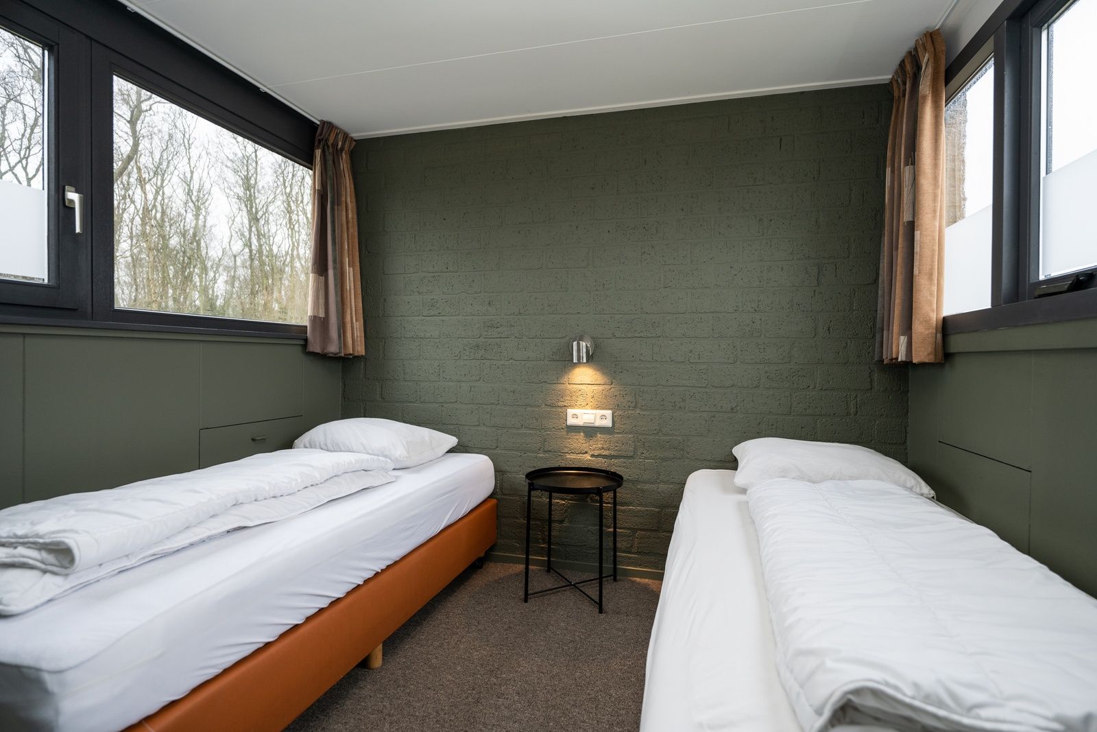 Slaapkamer met twee eenpersoonsbedden in Vakantiehuis 34A, De Cocksdorp Texel.
