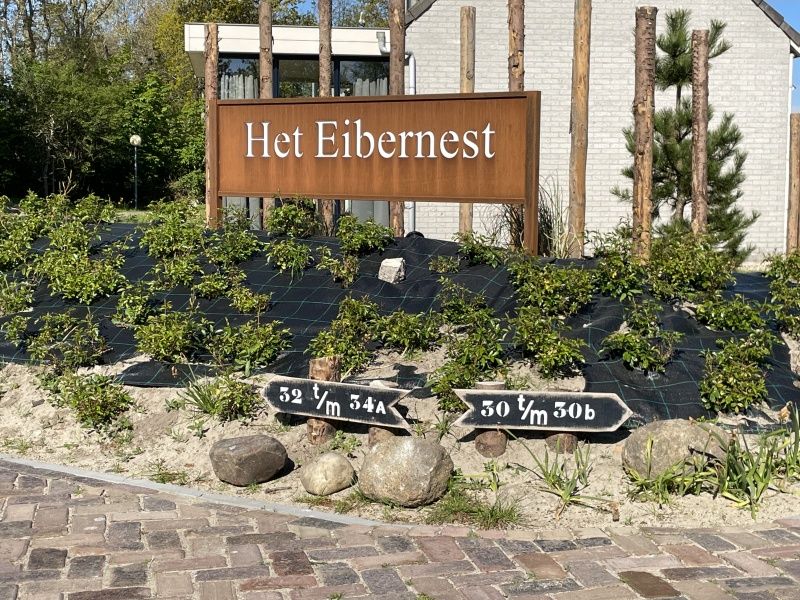 Ingang van Het Eibernest met bord naar Vakantiehuis 34A, De Cocksdorp Texel.