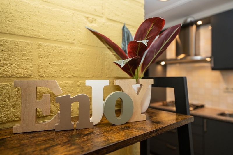 Decoratieve details in Vakantiehuis 34A, De Cocksdorp Texel, met gezellige sfeer.