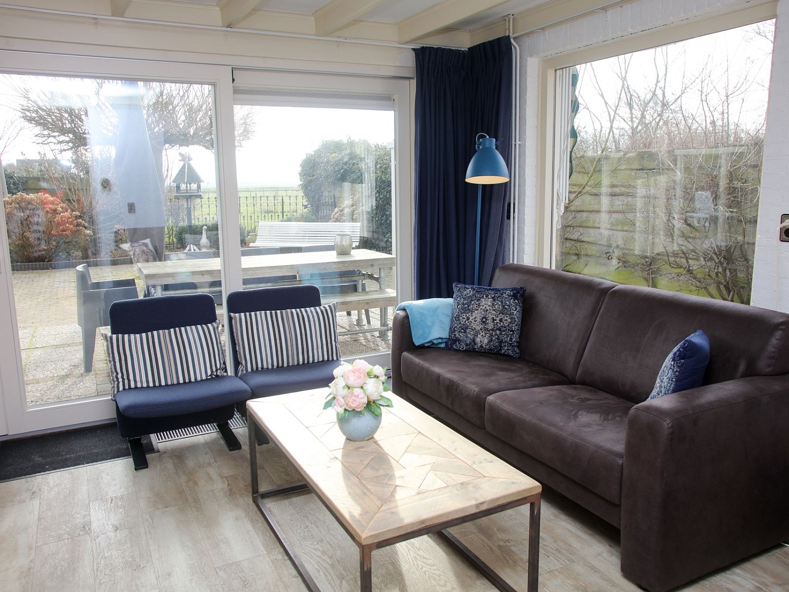 Sitzecke mit Aussicht im Ferienhaus Blom & Co, De Cocksdorp, Texel.