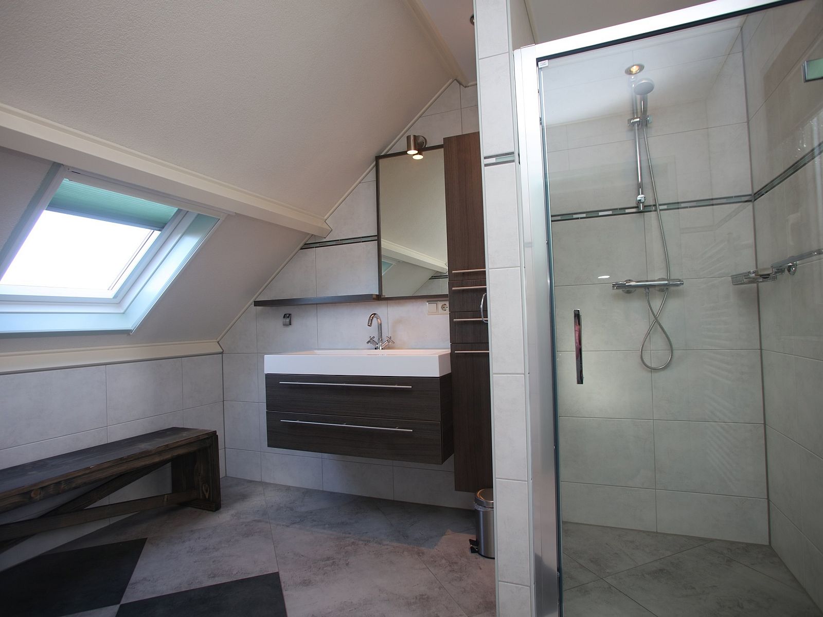 Luxurioeses Badezimmer mit Dachfenster im Ferienhaus von Blom & Co, De Cocksdorp, Texel.