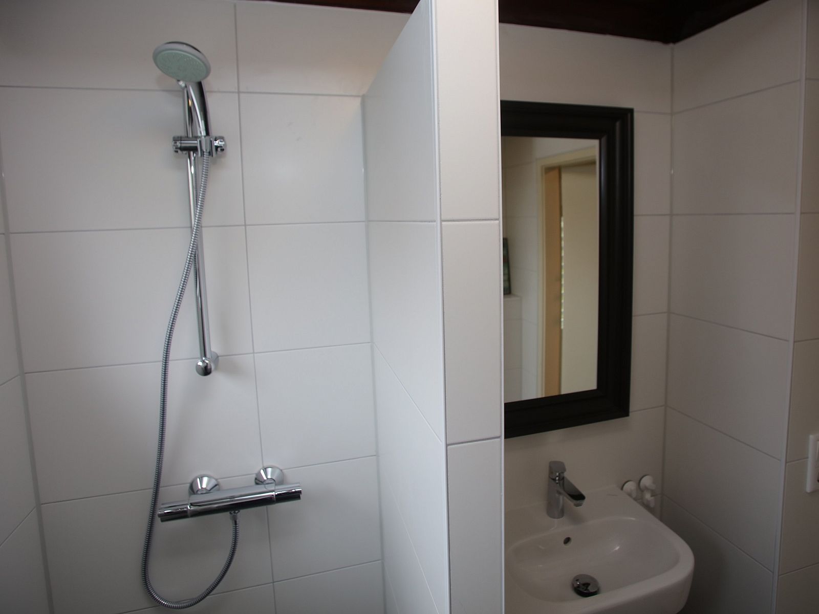 Moderne Dusche im Ferienhaus von Blom & Co, De Cocksdorp, Texel.