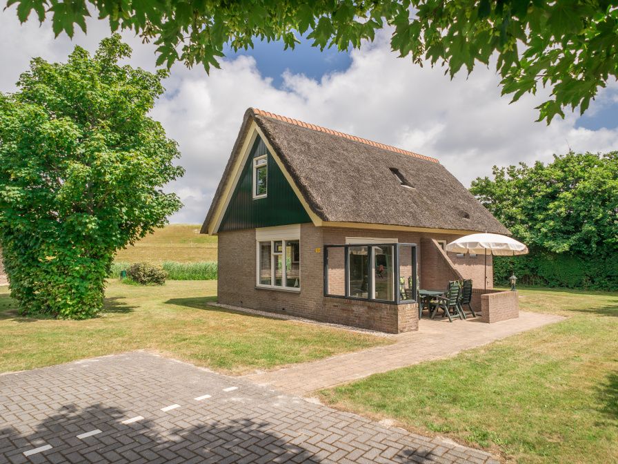Bungalow De Witte Hoek 6 Pers. in De Cocksdorp, Texel met charmant rieten dak en zonnig terras.