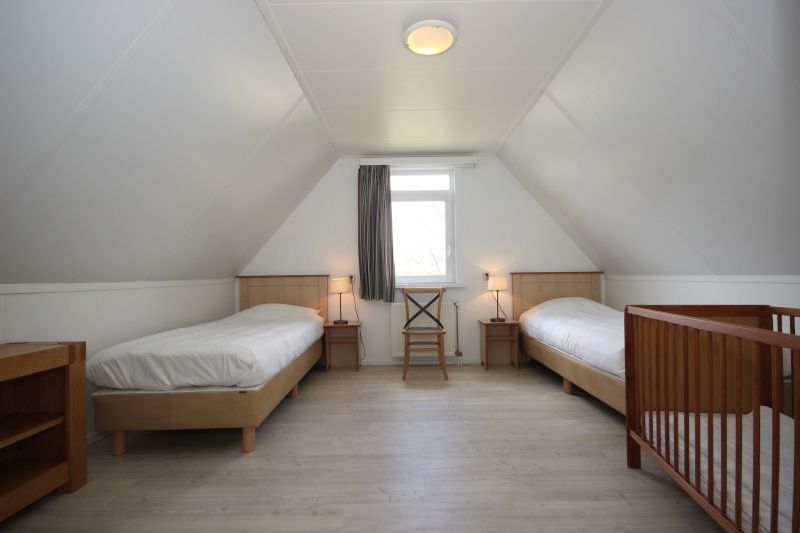 Ruime slaapkamer met kinderbed in Bungalow De Witte Hoek 6 Pers., De Cocksdorp, Texel, ideaal voor gezinnen.