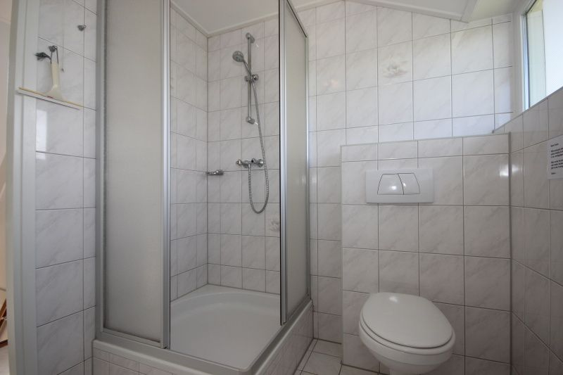 Moderne badkamer met douche in Bungalow De Witte Hoek 6 Pers., De Cocksdorp, Texel, voorzien van alle gemakken.