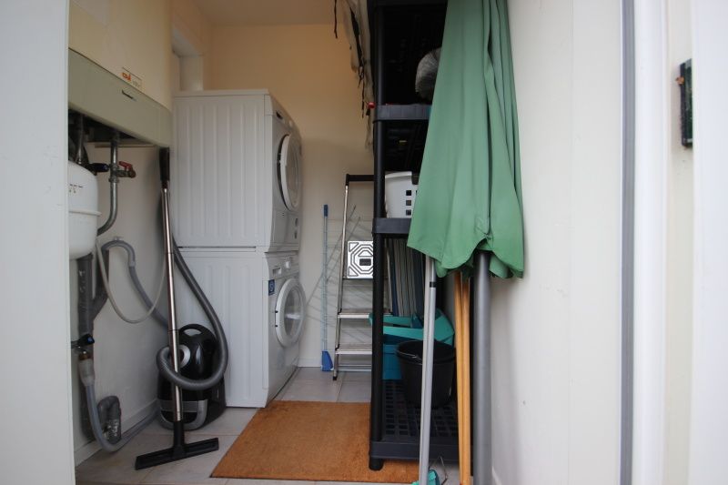 Praktische wasruimte in Bungalow De Witte Hoek 6 Pers., De Cocksdorp, Texel met wasmachine en droger.