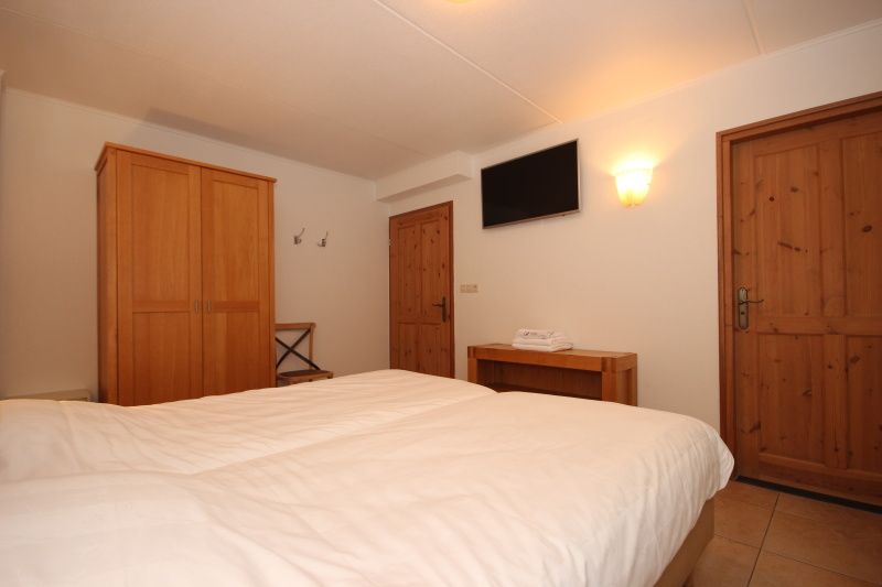 Komfortables Schlafzimmer im Wintergarten der Villa De Witte Hoek, De Cocksdorp, Texel fuer einen entspannten Aufenthalt.