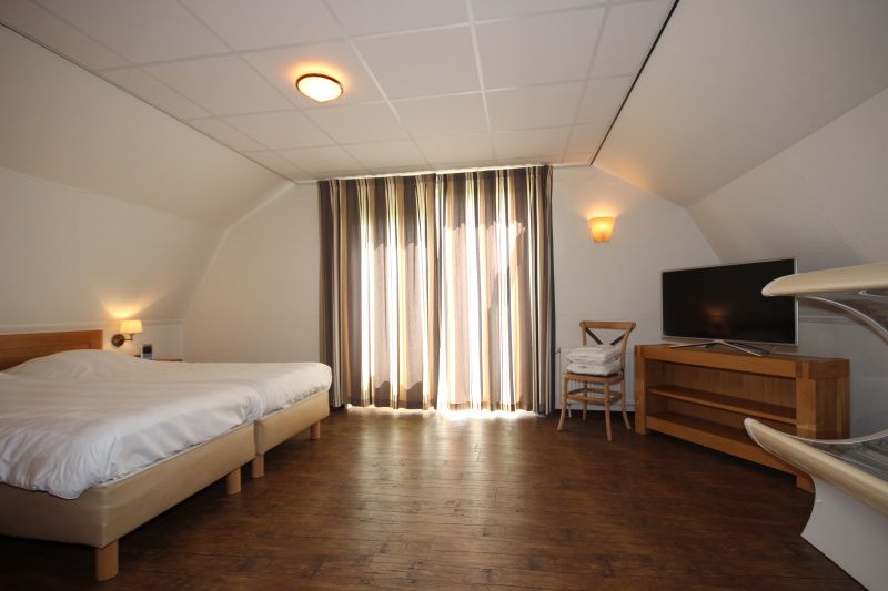 Helles Schlafzimmer mit Balkon im Wintergarten der Villa De Witte Hoek, Ferienhaus auf Texel, Watteninseln.