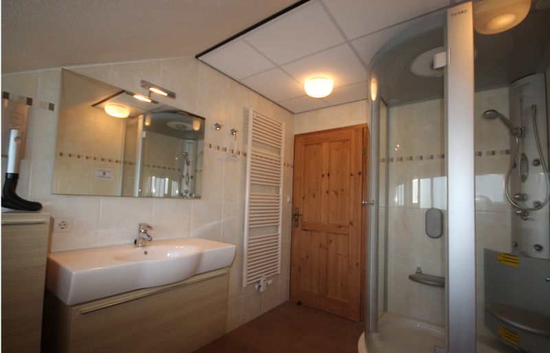 Stilvolles Badezimmer mit Dusche im Wintergarten der Villa De Witte Hoek, De Cocksdorp, Texel.