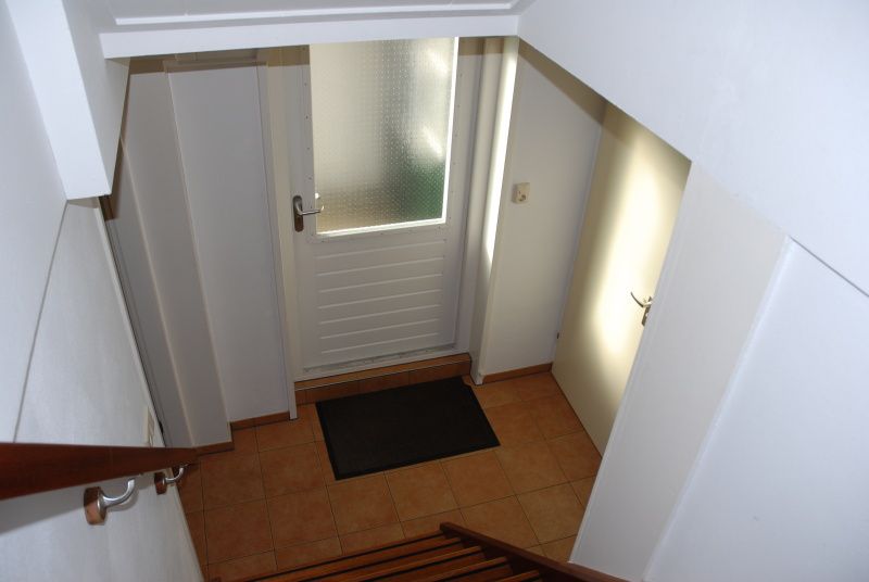 Entrance to Kikkertstraat 067, De Cocksdorp, Texel with stairs and tiled floor.