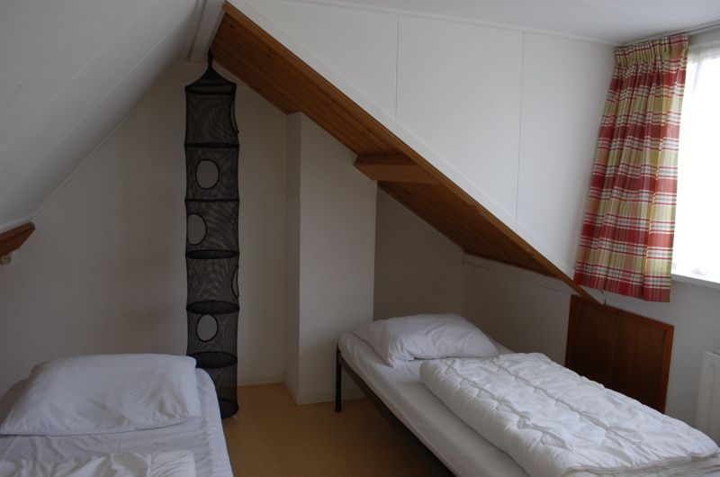 Attic room with sloping wall in Kikkertstraat 067, De Cocksdorp, Texel, ideal for children.
