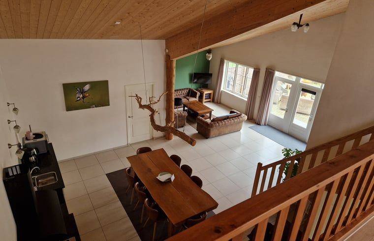 Lichte en ruime woonkamer in Huisje in De Cocksdorp, Texel, met comfortabele zitruimte.