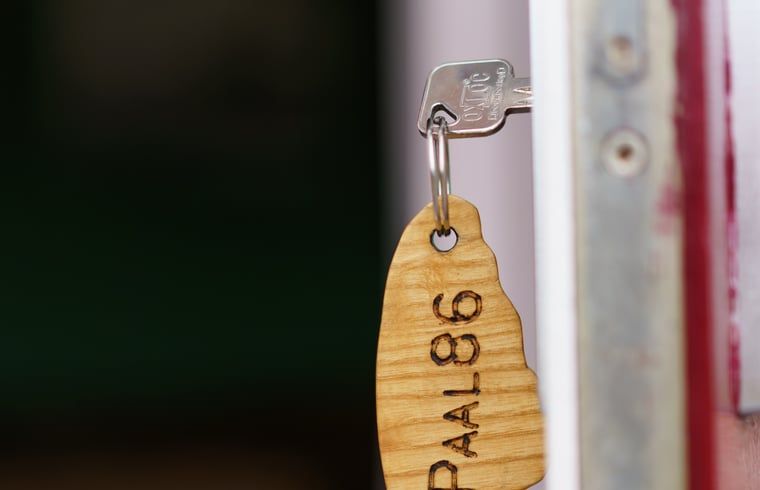 Sleutel met houten hanger van Huisje in De Cocksdorp, Texel, voor een gastvrij verblijf.