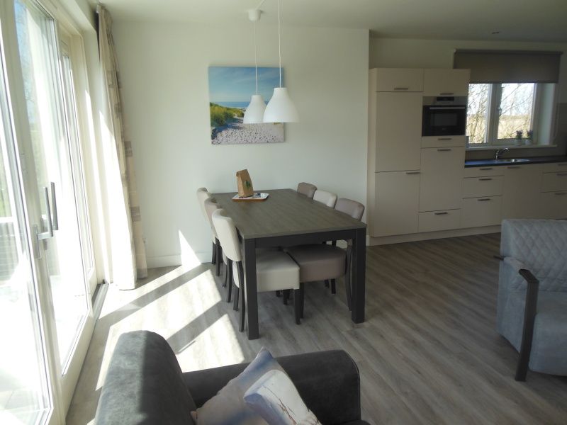 Esszimmer in Zevenbergen Texel - Bungalow, De Cocksdorp, mit viel Tageslicht.