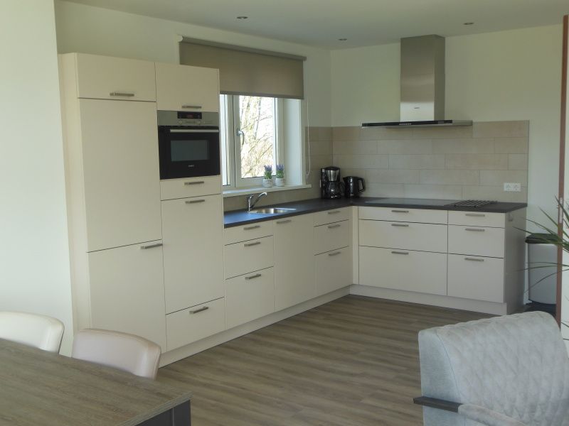 Vollstaendig ausgestattete Kueche im Bungalow Zevenbergen, De Cocksdorp, Texel, ideal fuer Selbstversorger.