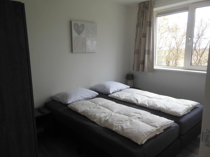 Schlafzimmer mit zwei Betten in Zevenbergen Texel - Bungalow, De Cocksdorp, Texel.