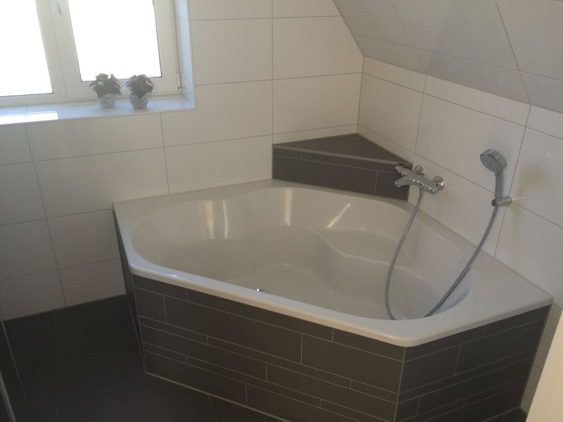 Luxurioeses Badezimmer mit Badewanne im Bungalow Zevenbergen, De Cocksdorp, Texel, fuer ultimative Entspannung.