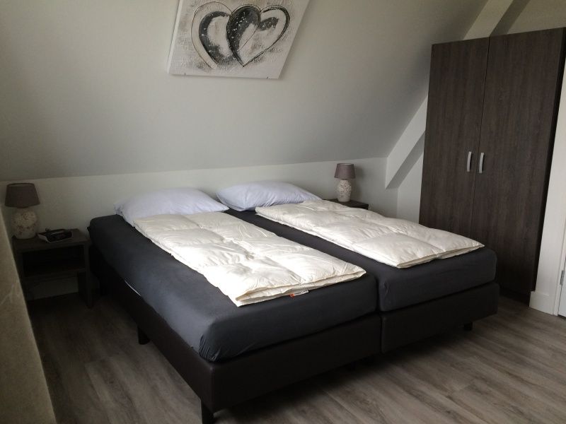 Hauptschlafzimmer mit Doppelbett im Bungalow Zevenbergen, De Cocksdorp, Texel.