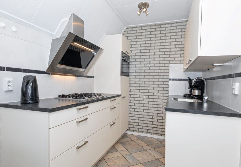 Modern kitchen in Holiday home Schelpenoord 121, De Cocksdorp Texel, fully equipped for a comfortable stay.
