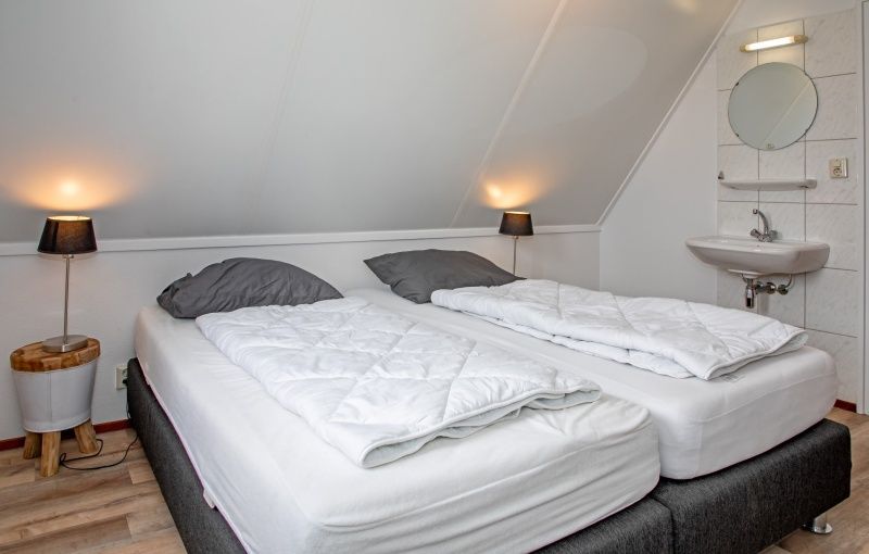 Cozy bedroom in the attic in Holiday home Schelpenoord 121, De Cocksdorp Texel, with sink.