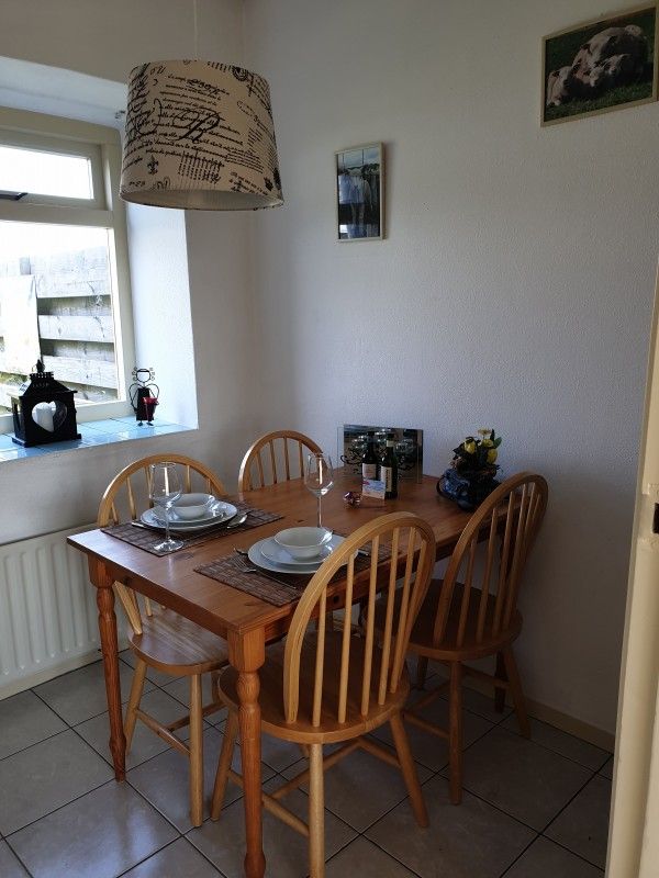 Dining area in the vacation home of Family Bouthoorn in Zuid-Eierland, Texel.