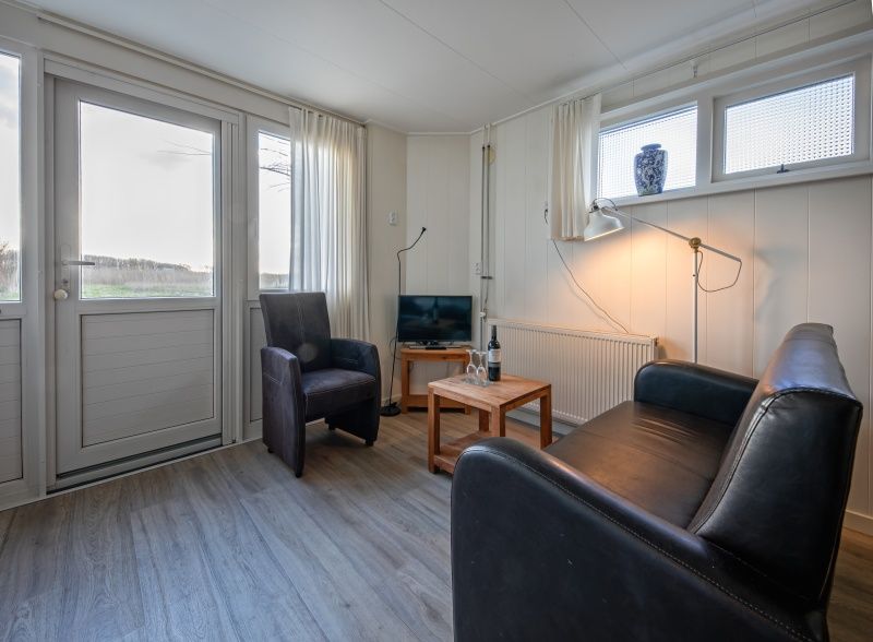 Stilvolle Sitzecke mit Aussicht im Ferienhaus Kikkertstraat 60, De Cocksdorp, Texel.