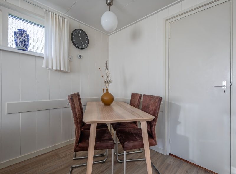 Essecke im Ferienhaus Kikkertstraat 60, De Cocksdorp, Texel, ideal fuer gemuetliche Mahlzeiten.