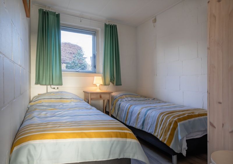 Gemuetliches Schlafzimmer mit zwei Betten im Ferienhaus Kikkertstraat 60, De Cocksdorp, Texel.