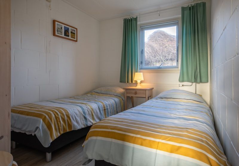 Gemuetliches Schlafzimmer mit Aussicht im Ferienhaus Kikkertstraat 60, De Cocksdorp, Texel.