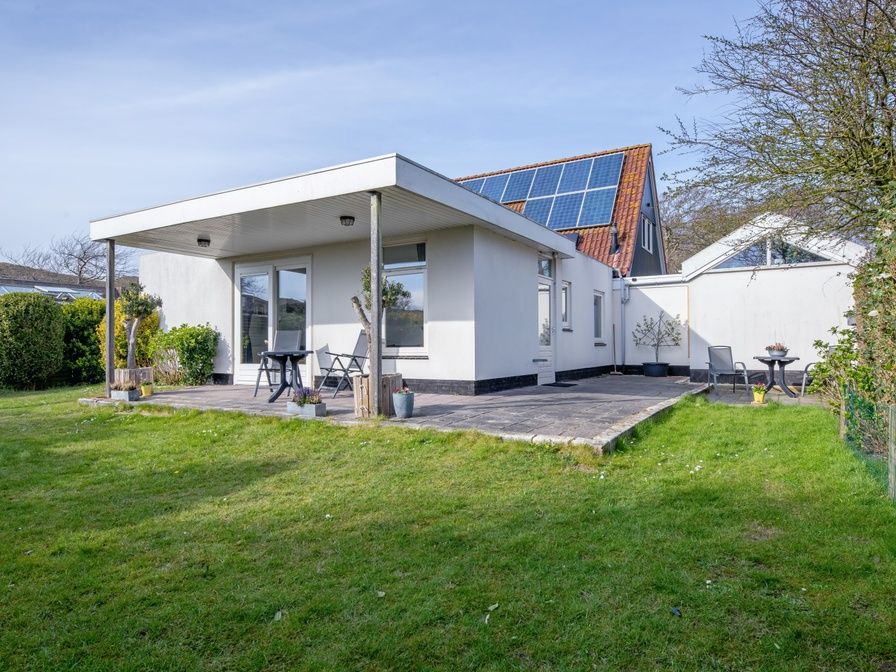 Vakantiehuis Slufterduin 52a in De Cocksdorp, Texel met zonnig terras en groene tuin.