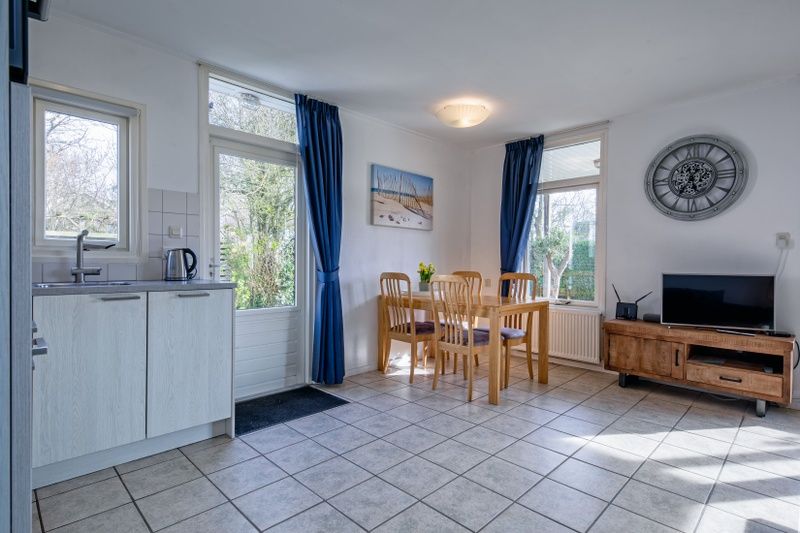 Eethoek en keuken in Vakantiehuis Slufterduin 52a, De Cocksdorp, Texel met veel natuurlijk licht.