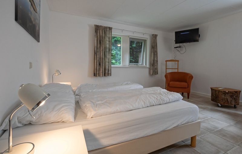 Schlafzimmer im Ferienhaus Slufterduin 098, De Cocksdorp, Texel, mit zwei Betten und ruhigem Ambiente.