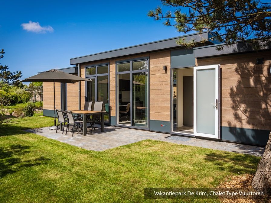 Chalet Typ Vuurtoren de Luxe in De Cocksdorp, Texel mit sonniger Terrasse und gruener Umgebung.