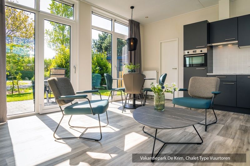 Modernes Wohnzimmer des Chalets Typ Vuurtoren de Luxe in De Cocksdorp, Texel mit viel Licht.