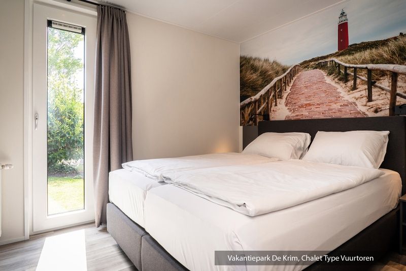 Schlafzimmer im Chalet Typ Vuurtoren de Luxe, De Cocksdorp, Texel mit bequemem Doppelbett.